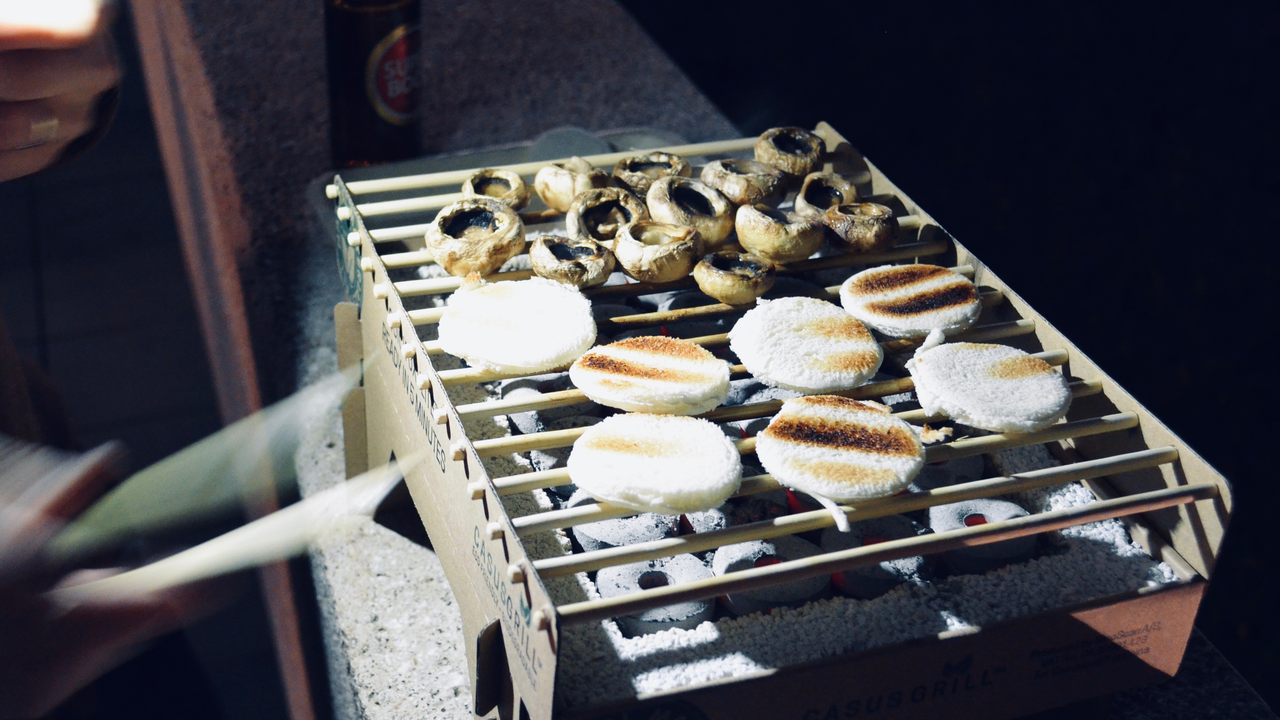 So viel kulinarische Kreativität haben Sie noch nie gesehen. Jede Gruppe à 4 Personen erstellt ein eigenes Fingerfood Gericht. An der Vernissage wird das Siegerteam erkoren und dann geht der Schmaus endlich los!