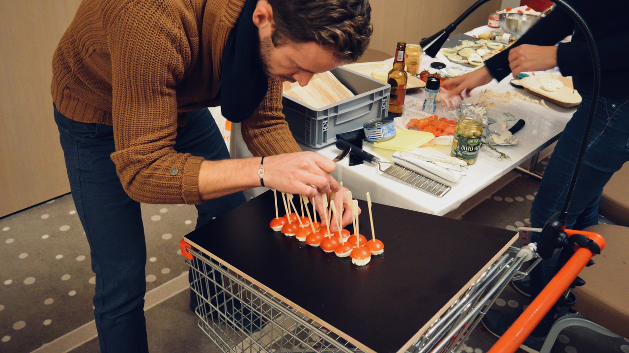 So viel kulinarische Kreativität haben Sie noch nie gesehen. Jede Gruppe à 4 Personen erstellt ein eigenes Fingerfood Gericht. An der Vernissage wird das Siegerteam erkoren und dann geht der Schmaus endlich los!