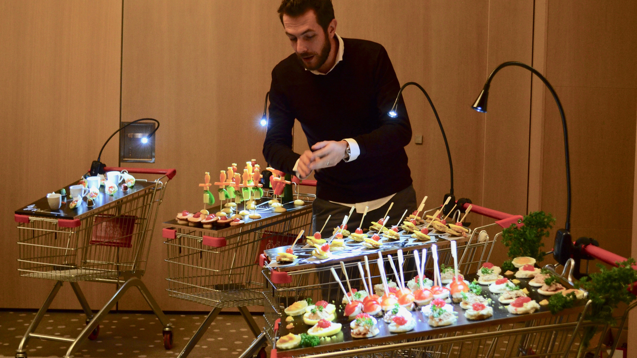 So viel kulinarische Kreativität haben Sie noch nie gesehen. Jede Gruppe à 4 Personen erstellt ein eigenes Fingerfood Gericht. An der Vernissage wird das Siegerteam erkoren und dann geht der Schmaus endlich los!