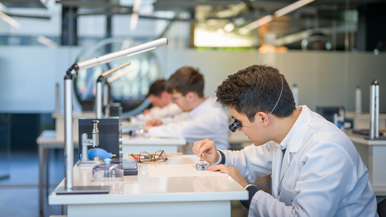 Uhrenliebhaber können sich unter meisterhafter Anleitung ihre Uhr selbst bauen. Schritt für Schritt werden Sie begleitet, während Sie Ihre eigene Uhr aus edlen Komponenten zusammenbauen. Ein Anlass der den Teilnehmern noch lange in Erinnerung, bzw. am Handgelenk bleiben wird.