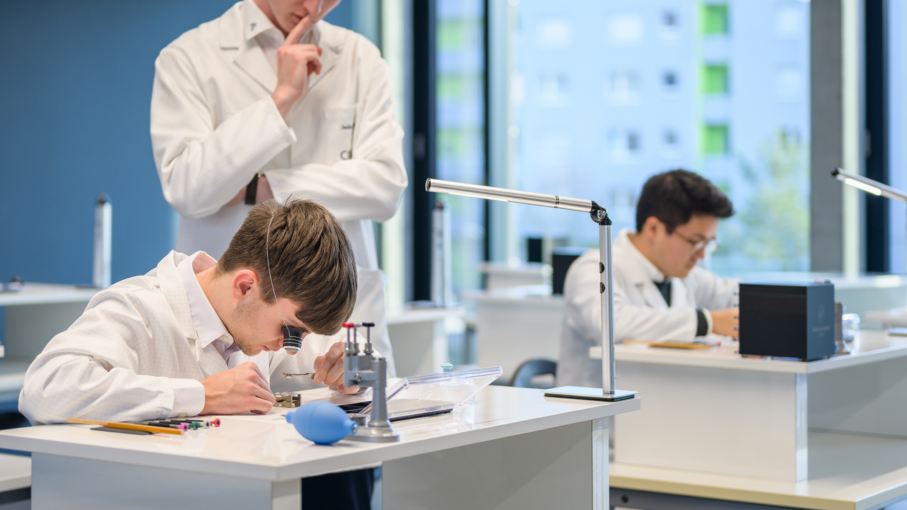 Uhrenliebhaber können sich unter meisterhafter Anleitung ihre Uhr selbst bauen. Schritt für Schritt werden Sie begleitet, während Sie Ihre eigene Uhr aus edlen Komponenten zusammenbauen. Ein Anlass der den Teilnehmern noch lange in Erinnerung, bzw. am Handgelenk bleiben wird.