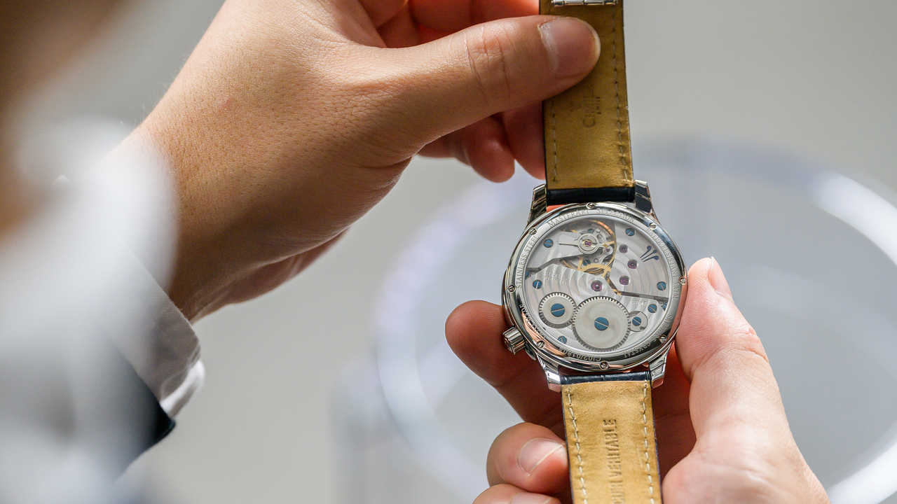 Uhrenliebhaber können sich unter meisterhafter Anleitung ihre Uhr selbst bauen. Schritt für Schritt werden Sie begleitet, während Sie Ihre eigene Uhr aus edlen Komponenten zusammenbauen. Ein Anlass der den Teilnehmern noch lange in Erinnerung, bzw. am Handgelenk bleiben wird.