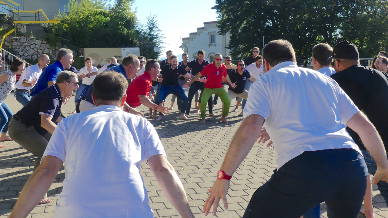 Haka Workshop Haka ist ein zeremonieller Tanz der Maori. Dabei wird die Kraft im Team geweckt und auf ein gemeinsames Ziel ausgerichtet. Mit Körper, Stimme und Mimik bringt das Team den Willen zum Erfolg bei diesem energiereichen Teamevent unmissverständlich und lautstark zum Ausdruck. Besonders bekannt ist der atemberaubende Tanz durch die neuseeländische Rugby-Mannschaft. Diese versucht mithilfe des Tanzes ihre Gegner einzuschüchtern und sich Respekt aufzubauen. Haka zeigt eindrucksvoll die Kraft der Gemeinschaft und wird deswegen auf der gesamten Welt immer beliebter.