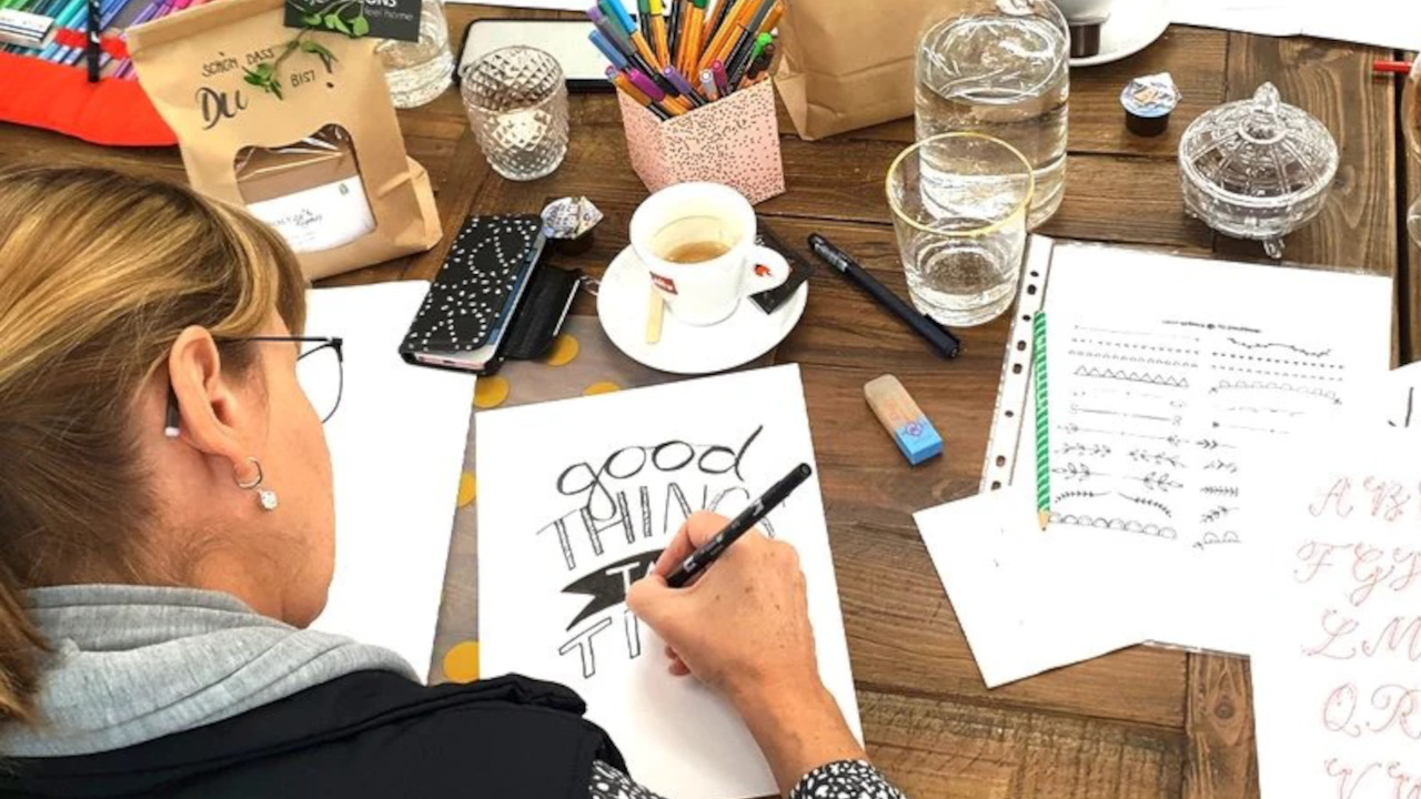 Hand Lettering kann gelernt werden! Erlernen Sie in wenigen Schritten die Kunst des Schön-Schreibens mit Brush Pens!