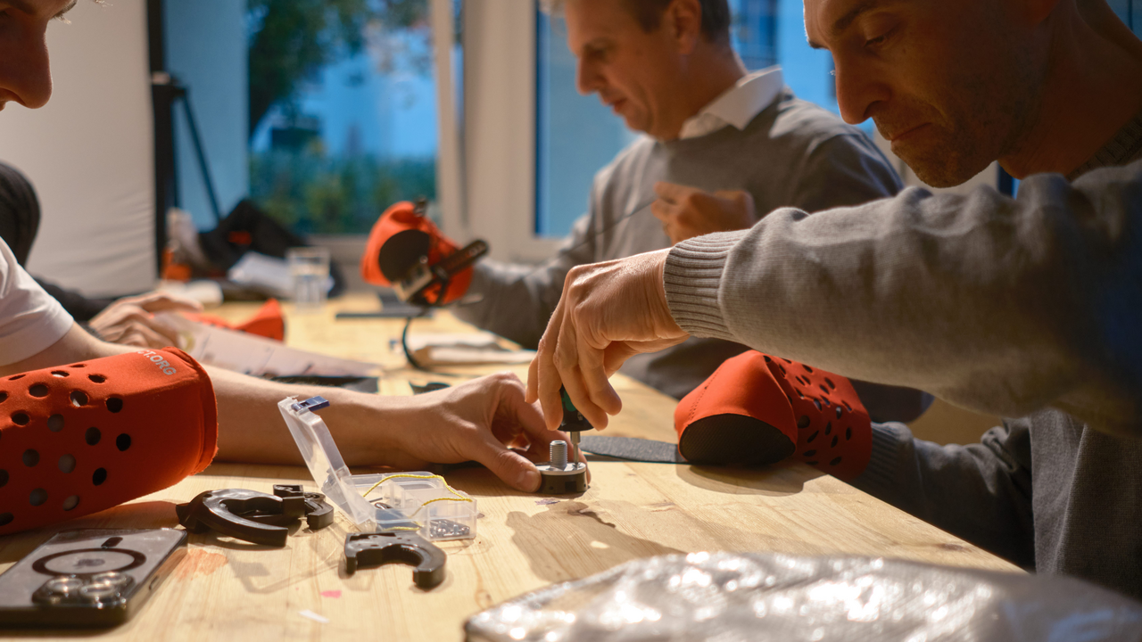 Nur mit einer Hand In diesem Workshop entwickeln und bauen Sie und Ihr Team funktionsfähige Handprothesen, die Menschen in Entwicklungsländern den Alltag erleichtern. 2019 rief der Neuseeländer Chris Gulley das Projekt ins Leben, um Menschen, die ihre Hände verloren haben, ein Stück Unabhängigkeit und Würde zurückzugeben. The Hand Project wird ausschliesslich durch Teamevents finanziert.