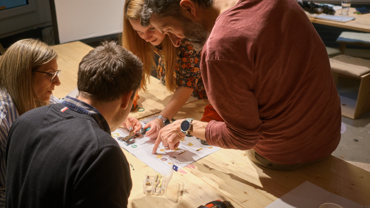 Nur mit einer Hand In diesem Workshop entwickeln und bauen Sie und Ihr Team funktionsfähige Handprothesen, die Menschen in Entwicklungsländern den Alltag erleichtern. 2019 rief der Neuseeländer Chris Gulley das Projekt ins Leben, um Menschen, die ihre Hände verloren haben, ein Stück Unabhängigkeit und Würde zurückzugeben. The Hand Project wird ausschliesslich durch Teamevents finanziert.