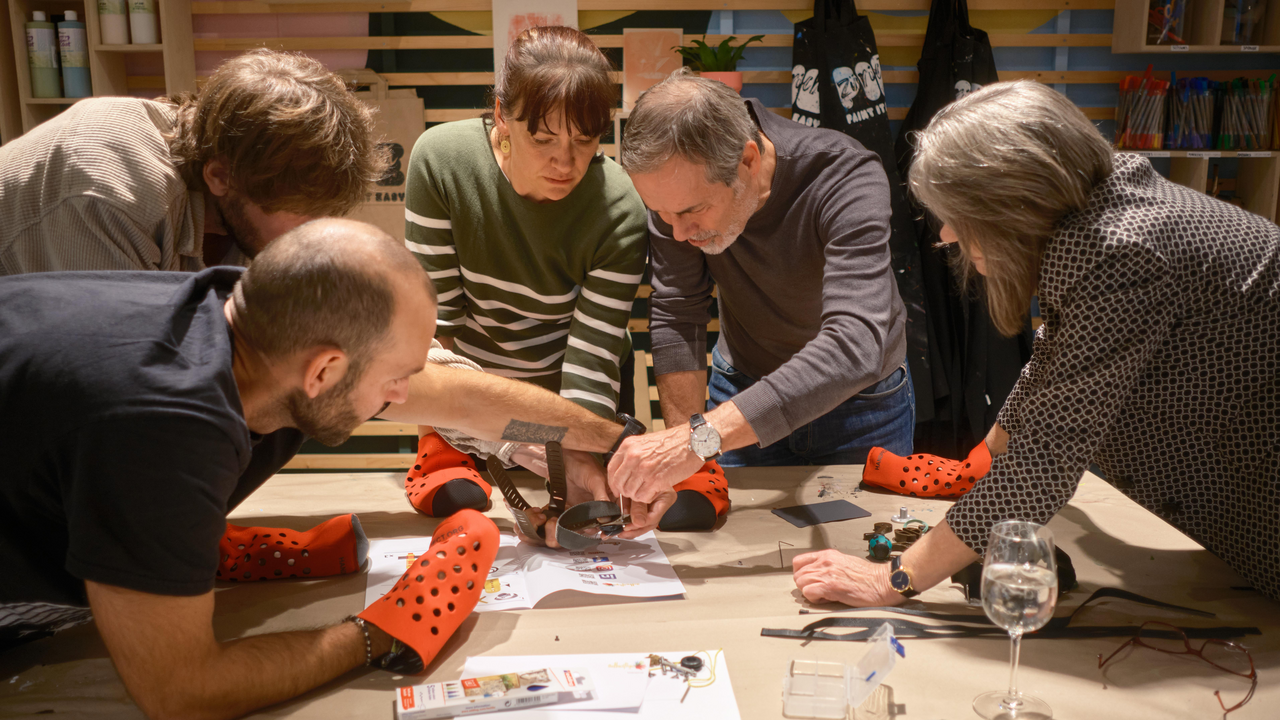 Nur mit einer Hand In diesem Workshop entwickeln und bauen Sie und Ihr Team funktionsfähige Handprothesen, die Menschen in Entwicklungsländern den Alltag erleichtern. 2019 rief der Neuseeländer Chris Gulley das Projekt ins Leben, um Menschen, die ihre Hände verloren haben, ein Stück Unabhängigkeit und Würde zurückzugeben. The Hand Project wird ausschliesslich durch Teamevents finanziert.