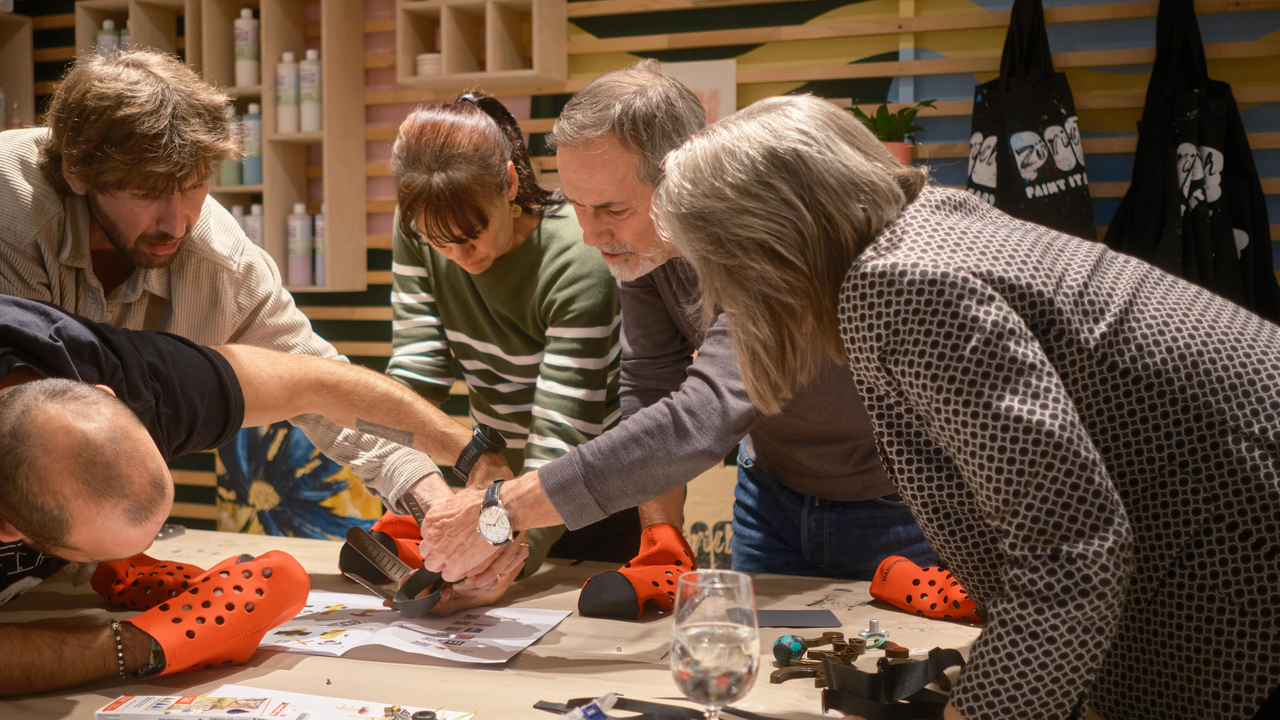 Nur mit einer Hand In diesem Workshop entwickeln und bauen Sie und Ihr Team funktionsfähige Handprothesen, die Menschen in Entwicklungsländern den Alltag erleichtern. 2019 rief der Neuseeländer Chris Gulley das Projekt ins Leben, um Menschen, die ihre Hände verloren haben, ein Stück Unabhängigkeit und Würde zurückzugeben. The Hand Project wird ausschliesslich durch Teamevents finanziert.