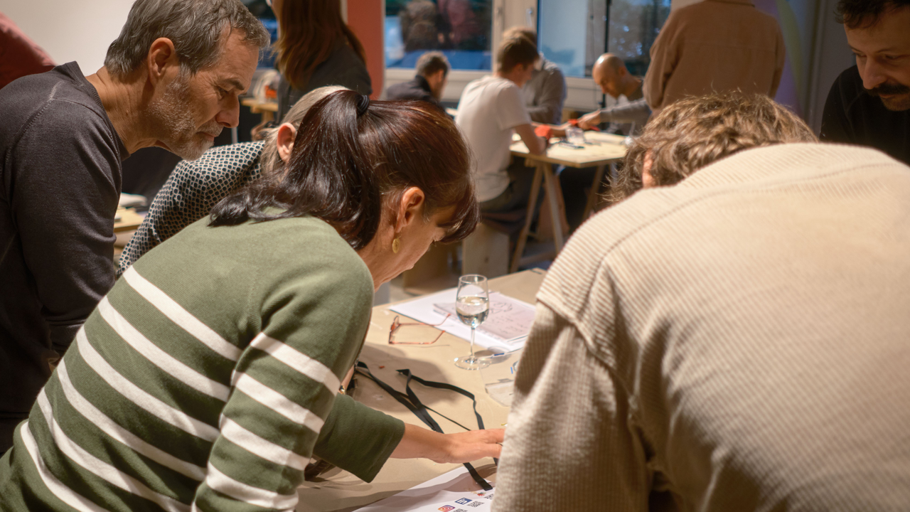 Nur mit einer Hand In diesem Workshop entwickeln und bauen Sie und Ihr Team funktionsfähige Handprothesen, die Menschen in Entwicklungsländern den Alltag erleichtern. 2019 rief der Neuseeländer Chris Gulley das Projekt ins Leben, um Menschen, die ihre Hände verloren haben, ein Stück Unabhängigkeit und Würde zurückzugeben. The Hand Project wird ausschliesslich durch Teamevents finanziert.