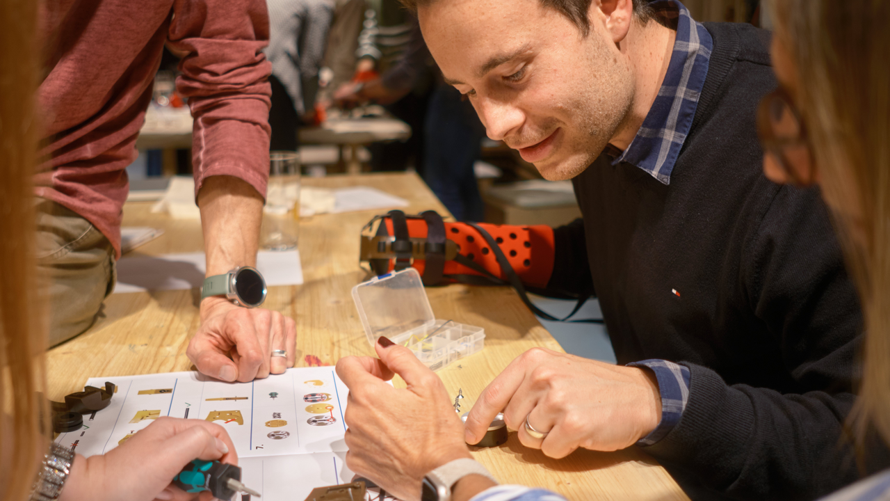 Nur mit einer Hand In diesem Workshop entwickeln und bauen Sie und Ihr Team funktionsfähige Handprothesen, die Menschen in Entwicklungsländern den Alltag erleichtern. 2019 rief der Neuseeländer Chris Gulley das Projekt ins Leben, um Menschen, die ihre Hände verloren haben, ein Stück Unabhängigkeit und Würde zurückzugeben. The Hand Project wird ausschliesslich durch Teamevents finanziert.
