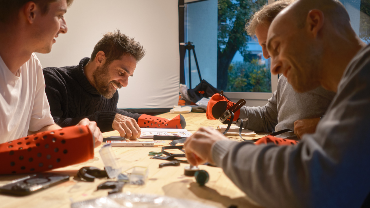 Nur mit einer Hand In diesem Workshop entwickeln und bauen Sie und Ihr Team funktionsfähige Handprothesen, die Menschen in Entwicklungsländern den Alltag erleichtern. 2019 rief der Neuseeländer Chris Gulley das Projekt ins Leben, um Menschen, die ihre Hände verloren haben, ein Stück Unabhängigkeit und Würde zurückzugeben. The Hand Project wird ausschliesslich durch Teamevents finanziert.