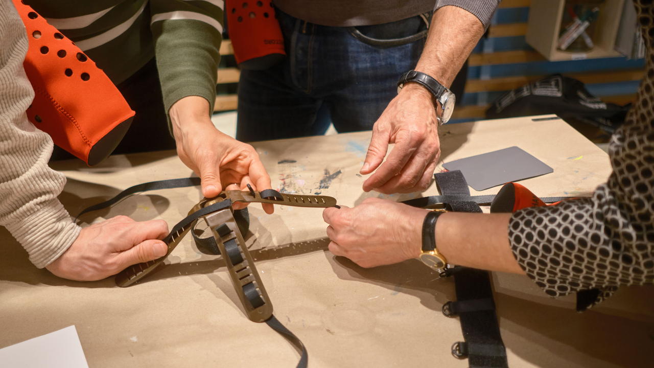 Nur mit einer Hand In diesem Workshop entwickeln und bauen Sie und Ihr Team funktionsfähige Handprothesen, die Menschen in Entwicklungsländern den Alltag erleichtern. 2019 rief der Neuseeländer Chris Gulley das Projekt ins Leben, um Menschen, die ihre Hände verloren haben, ein Stück Unabhängigkeit und Würde zurückzugeben. The Hand Project wird ausschliesslich durch Teamevents finanziert.
