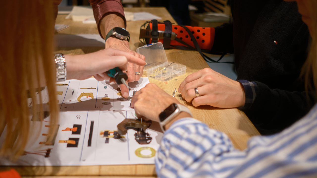 Nur mit einer Hand In diesem Workshop entwickeln und bauen Sie und Ihr Team funktionsfähige Handprothesen, die Menschen in Entwicklungsländern den Alltag erleichtern. 2019 rief der Neuseeländer Chris Gulley das Projekt ins Leben, um Menschen, die ihre Hände verloren haben, ein Stück Unabhängigkeit und Würde zurückzugeben. The Hand Project wird ausschliesslich durch Teamevents finanziert.