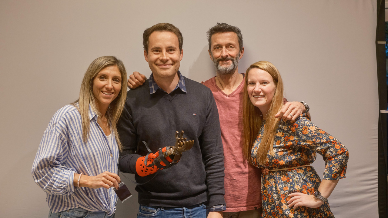 Nur mit einer Hand In diesem Workshop entwickeln und bauen Sie und Ihr Team funktionsfähige Handprothesen, die Menschen in Entwicklungsländern den Alltag erleichtern. 2019 rief der Neuseeländer Chris Gulley das Projekt ins Leben, um Menschen, die ihre Hände verloren haben, ein Stück Unabhängigkeit und Würde zurückzugeben. The Hand Project wird ausschliesslich durch Teamevents finanziert.