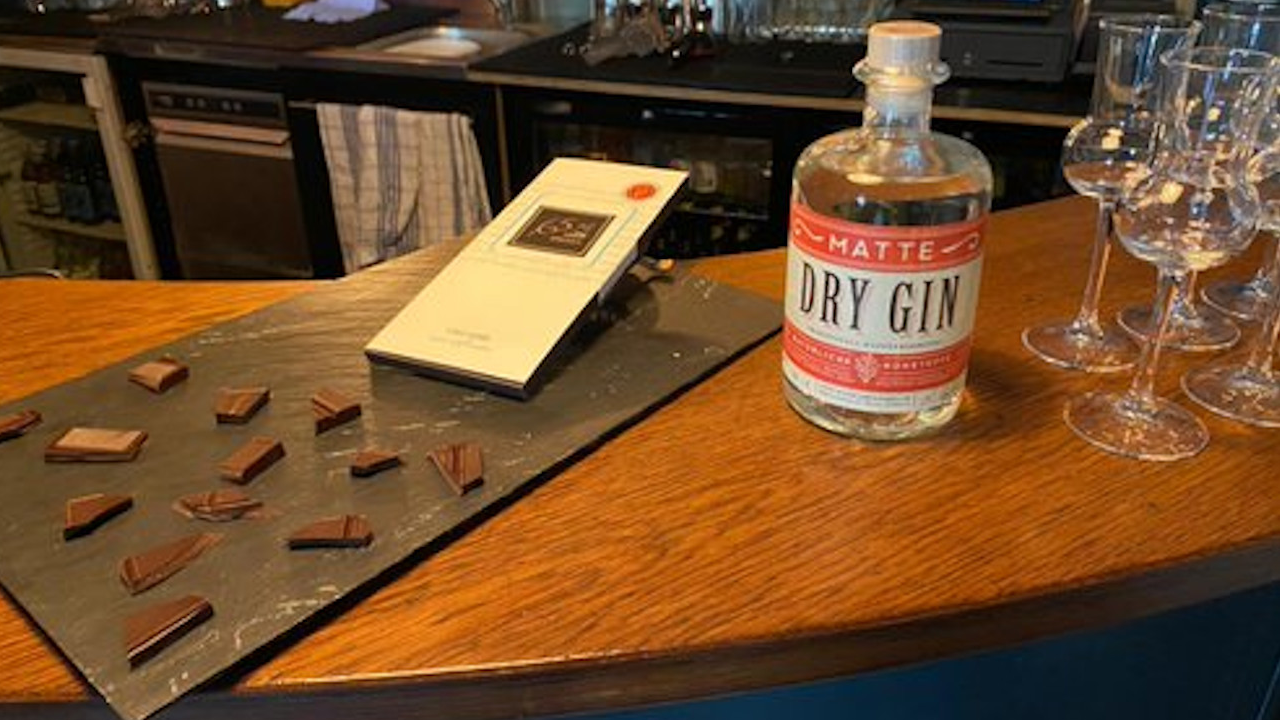 Schokoladen- und Schnapstour in Bern In unserer bezaubernden Altstadt schlummern verschiedene Anekdoten aus den glorreichen Zeiten der Berner Schokoladenfabrikanten. Buchen Sie jetzt diese zartschmelzende Tour, damit Sie sich nicht nur von dieser packenden Schokoladengeschichte, sondern auch von verschiedenen Schokoladen und Schnäpsen verführen lassen können.