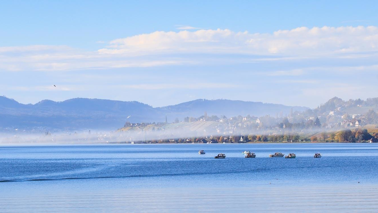 Events auf dem Schiff Aperitif-Rundfahrt mit 360 Grad Seesicht. Verbringen Sie mit Ihren Liebsten wundervolle und unvergessliche 2.5 Stunden auf dem Zürichsee und kommen Sie in den Genuss von dem «Erlebnis auf dem Wasser». Geniessen Sie unser grosszügiges Everytime Buffet mit diversen verschiedenen Häppchen sowie einer breiten Palette an Getränken. Kommen Sie an Bord und wir beschenken Sie mit 360 Grad Seesicht vom grosszügigen Oberdeck. Eine frische Brise Seeluft ist inbegriffen.