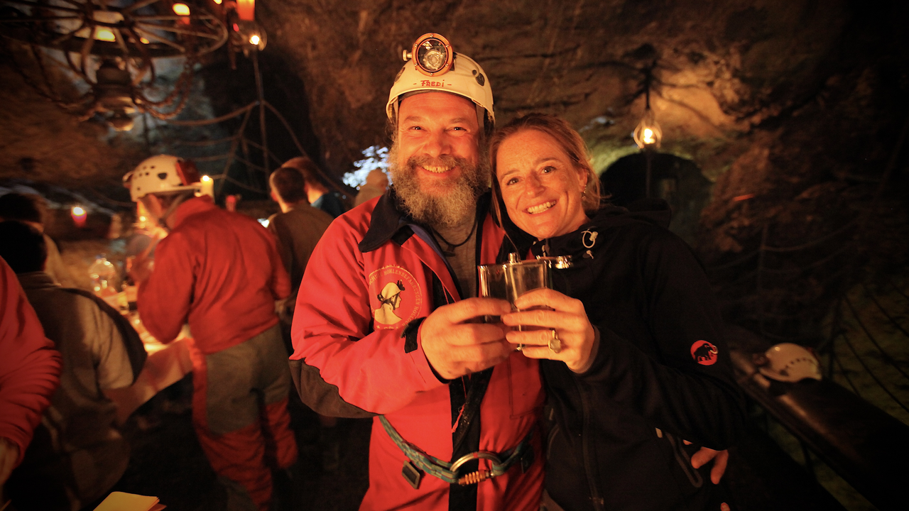 Hölloch-Teamerlebnis in der grössten Höhle Europas: Auf der Hölloch-Führung begehen Sie einfache Kletterpassagen und schnuppern etwas Expeditions-Luft! Sie erfahren viel Interessantes über die Geschichte des Höllochs und bestaunen faszinierende Felsformationen.
