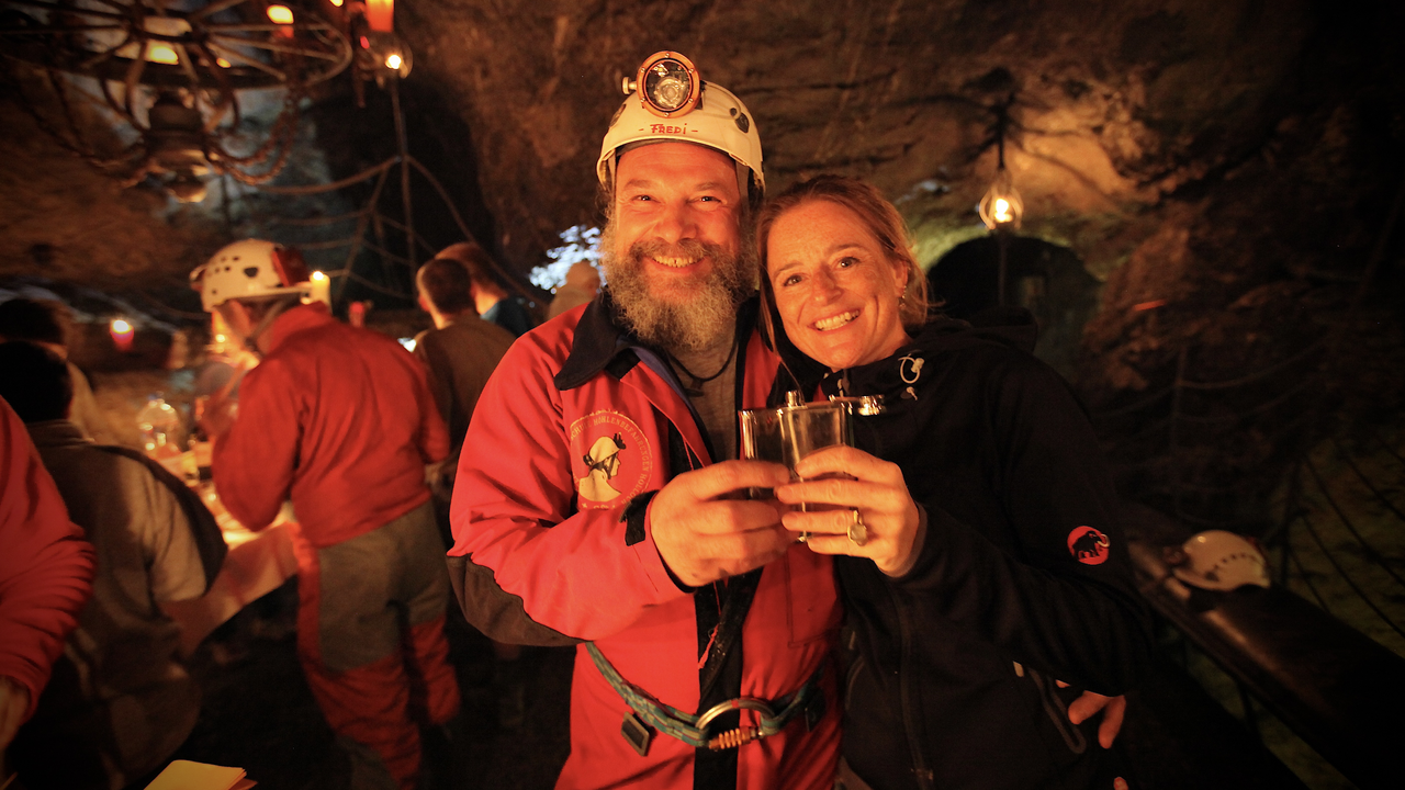 Hölloch-Teamerlebnis in der grössten Höhle Europas Auf der Hölloch-Führung begehen Sie einfache Kletterpassagen und schnuppern etwas Expeditions-Luft! Sie erfahren viel Interessantes über die Geschichte des Höllochs und bestaunen faszinierende Felsformationen.