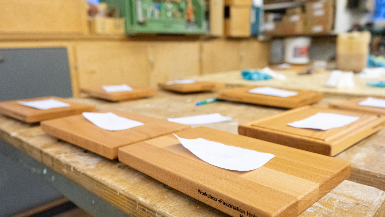 Schneidebrett Holz Workshop Wie wird aus einem Baum ein Möbel? Wie wird ein dünnes Holzbrett zu einer breiten Holzplatte? In diesem Workshop erhalten Sie einen einmaligen Einblick in den Produktionsprozess einer Schreinerei. Sie sind ganz nah dran und haben die Möglichkeit, Fragen zu stellen und mitzuerleben, wie aus einem Holzstamm Ihr persönliches Holzprodukt entsteht. Neben der Führung im Maschinenpark der Schreinerei und der interessanten Präsentation können Sie auch immer wieder selber tatkräftig bei der Produktion mithelfen!