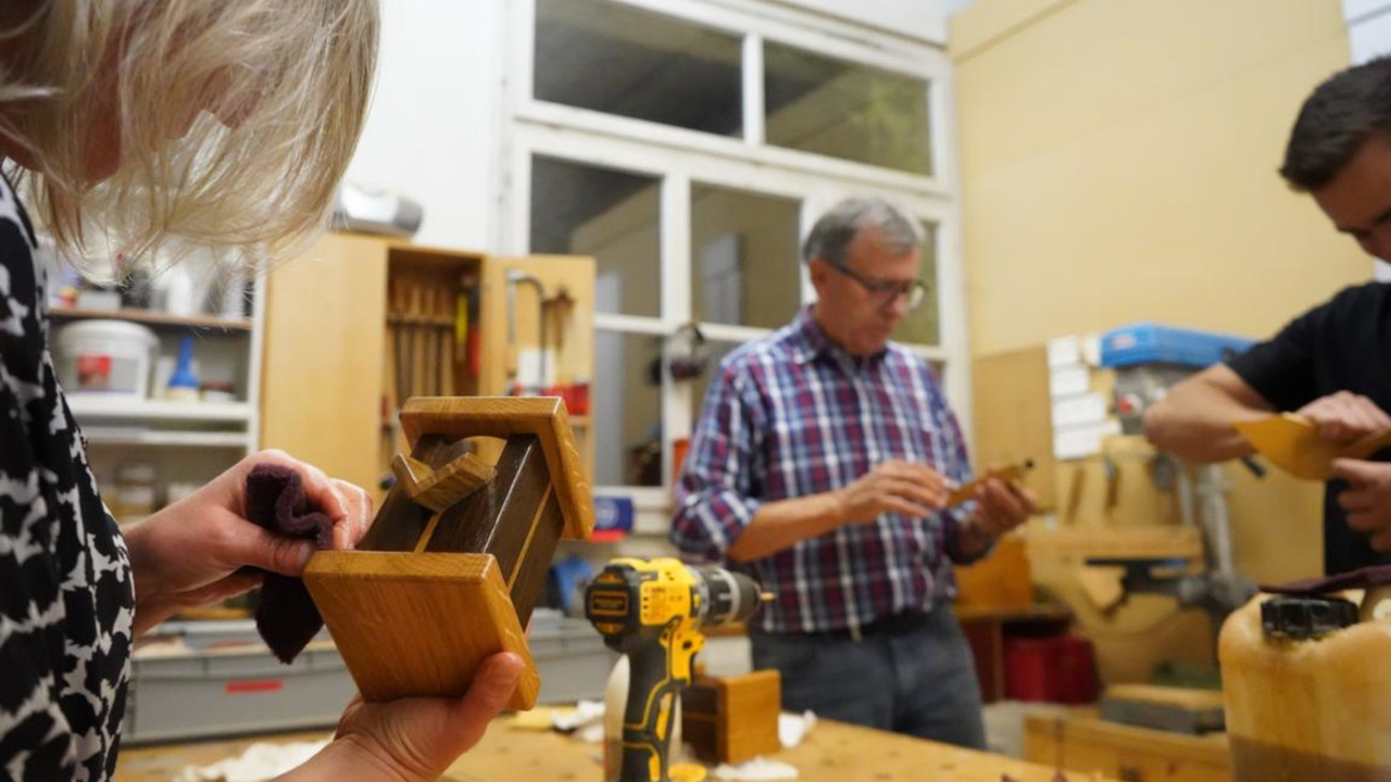 Holzbau-Workshop Erleben Sie echtes Schweizer Handwerk und legen Sie selber Hand an. Mit Holz bauen Sie in diesem Workshop einen Snackspender. Wir begleiten Sie fachkundig, damit Ihr eigener kleiner Spender für Erdnüsse, Smarties und andere Snacks einzigartig und einsatzbereit ist. Dabei kommt ausschliesslich Schweizer Holz zum Einsatz.