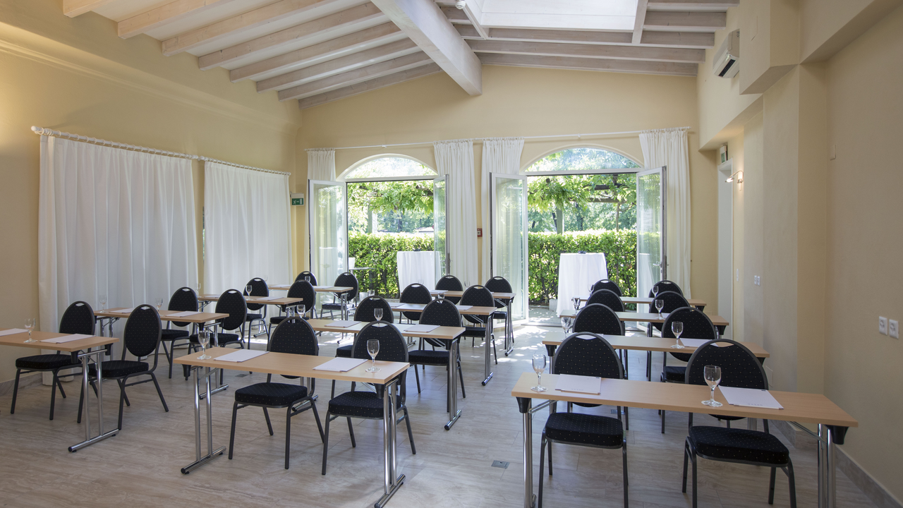 Seminare, Kurse, Meetings, Events, Geschäftstreffen und Privatfeiern im zauberhaften Hotel in Ascona. Egal, ob für Tagungen, Seminare, Versammlungen, Firmenessen oder Aperitifs, Geburtstagsfeiern oder Hochzeiten: Das Hotel bietet die ideale Kulisse, um Ihre Veranstaltung zu einem Erfolg zu machen.