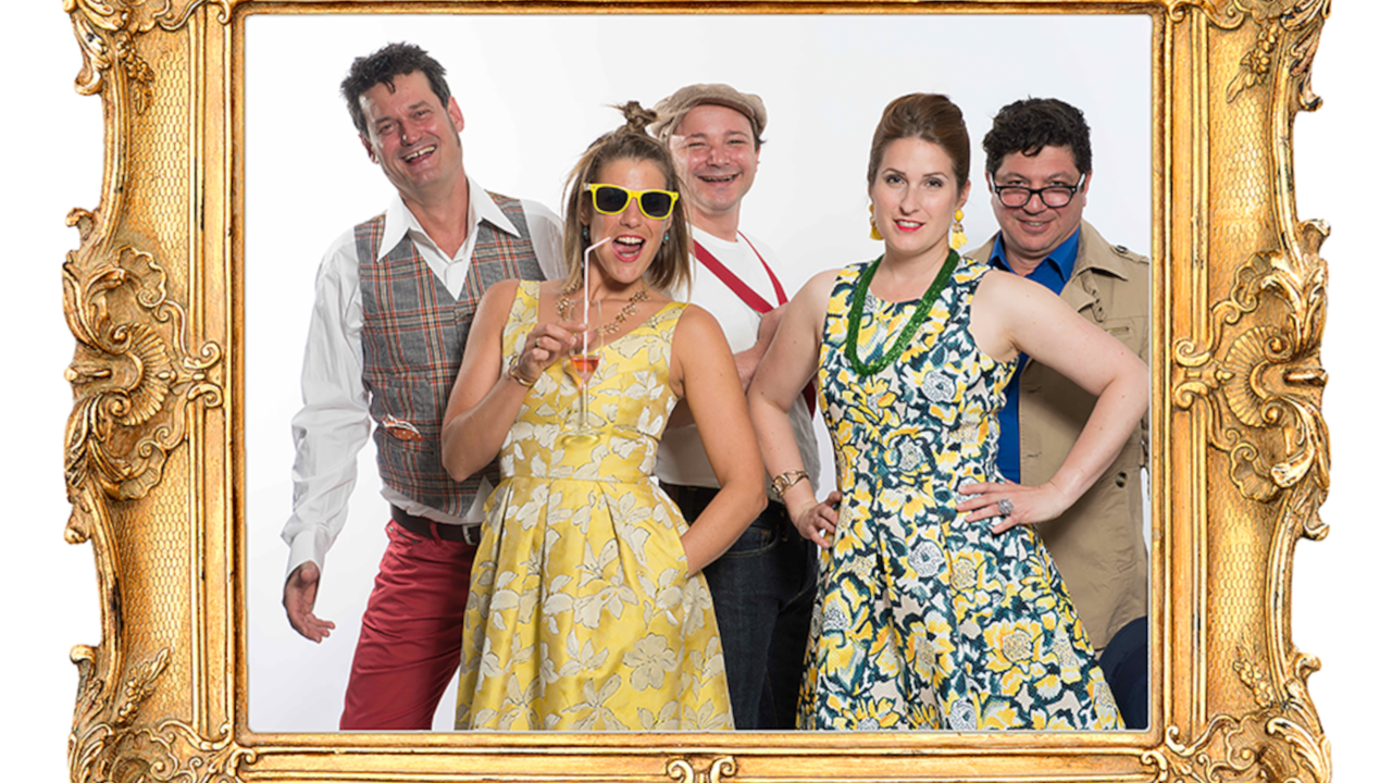 Comedy Sketches mit Überraschungsgästen Gerne kommen wir als komödiantische Überraschung zu Ihrer Geburtstagsfeier, Hochzeitsfest oder Firmenanlass als unerwarteter Gast. Dieser kann als fiktiver Freund von einem Ihrer Gäste am Fest erscheinen. Wir empfehlen das die schrägen Gäste bereits beim Apéro eintreffen. Der Gast kann auch als unbekannter Verwandter, dubioser Geschäftspartner oder auch als neuer Mitarbeiter Ihrer Firma agieren.