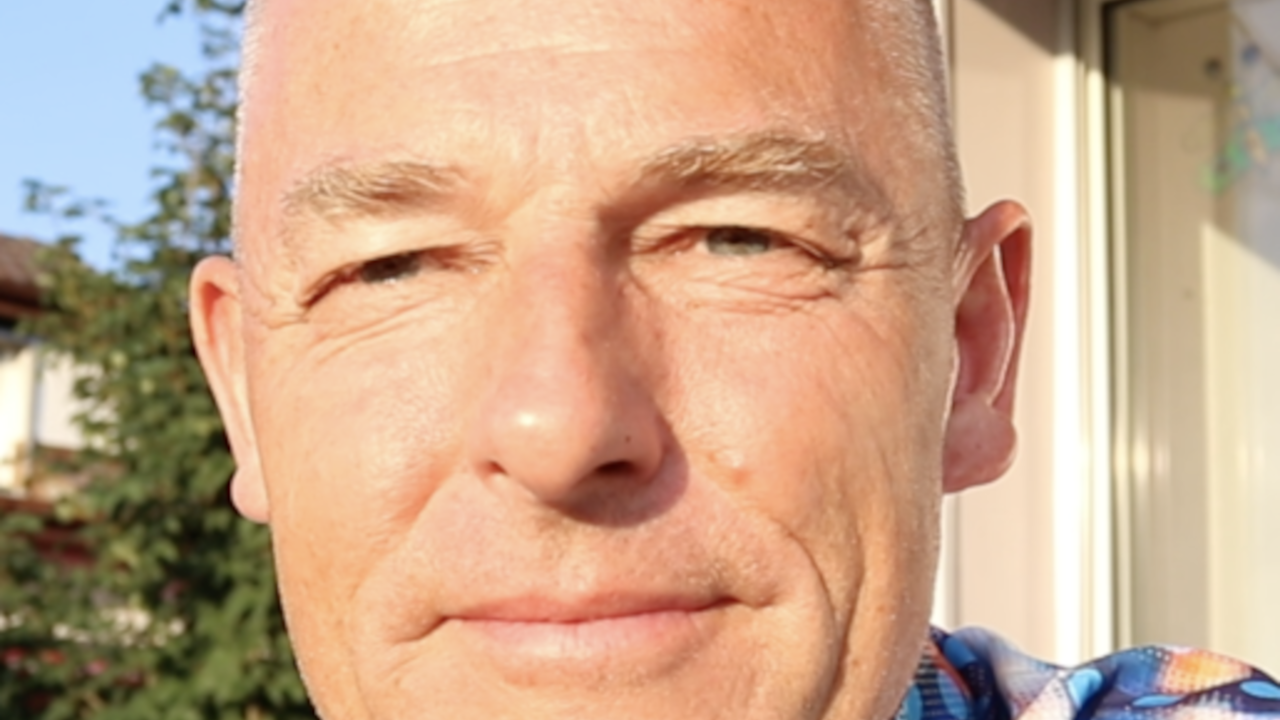 Hypnose erleben online Wir besitzen 86 Milliarden Neuronen welche 110 Billionen Synapsen eingehen können. Dies ist ein unendliches Archiv, welches ALLE unsere Erlebnisse seit dem Mutterleib speichert. Glücklicherweise ist der Speicher veränderbar (neureoplastisch). Mit Hypnose können wir unsere gespeicherten inneren Programme dank der Neuroplastizität jederzeit und effektiv so verändern wie wir das wollen. Lass sie sich von den erlebten hypnotischen Phänomenen überraschen und von dem unbeschreiblichen Gefühl einer Hypnose überwältigen.