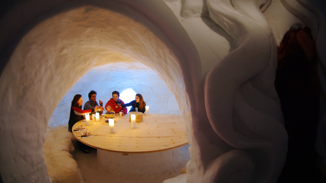 Geniessen Sie ein feines Fondue im gemütlichen Iglu am Ufer des Hinterstockensees inmitten des Winterwunderlandes Stockhorn.