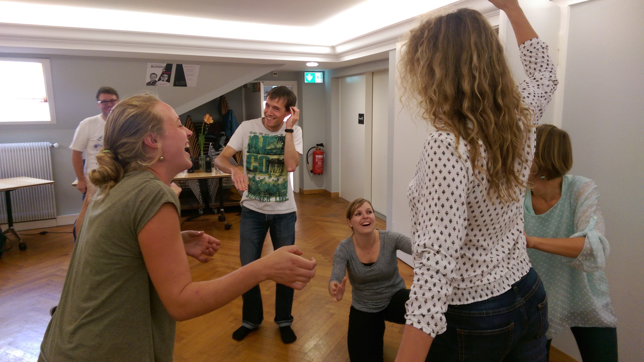 Impro-Theater Workshop Suchen Sie nach einem unvergesslichen Erlebnis für Ihr Team? Lernen Sie sich gegenseitig ganz neu kennen und trainieren Sie ihre Bauchmuskeln, denn herzhaftes Lachen ist garantiert! Spielerisch und sorgsam wird die Spontanität und Kreativität jedes Einzelnen herausgekitzelt.
