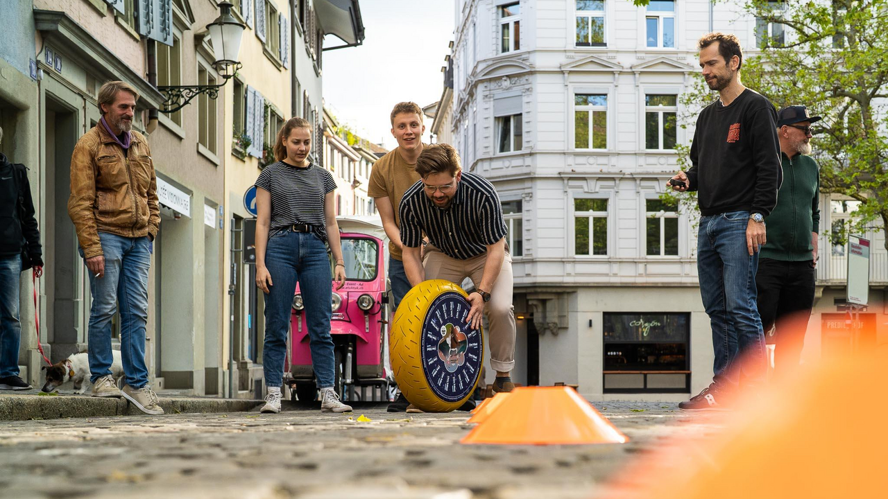 Das Duell der Eidgenossen Interaktives Teambuilding-Event mit packenden Missionen, kombiniert mit abwechslungsreichen und physischen Meister-Prüfungen. Nur gemeinsam lassen sich die Rätsel und Denksportaufgaben rund um das kulturelle Erbe der Schweiz lösen. Dem Gewinnerteam wir die Siegerurkunde inklusive Teamfoto feierlich überreicht.