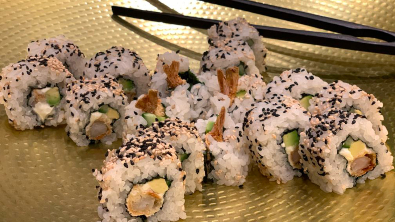 Japanischer Sushi-Kurs: Ich bin gebürtige Japanerin und Absolventin der renommierten Tokyo Sushi Academy. Gerne führe ich Sie im Kimono in die Kunst der japanischen Esskultur ein. Bereiten Sie mit Ihrem Team verschiedene japanische Delikatessen zu und verköstigen Sie sie schliesslich gemeinsam in gemütlicher Runde. Sei es bei mir zu Hause in Winterthur oder gern auch bei Ihnen am Ort Ihrer Wahl.