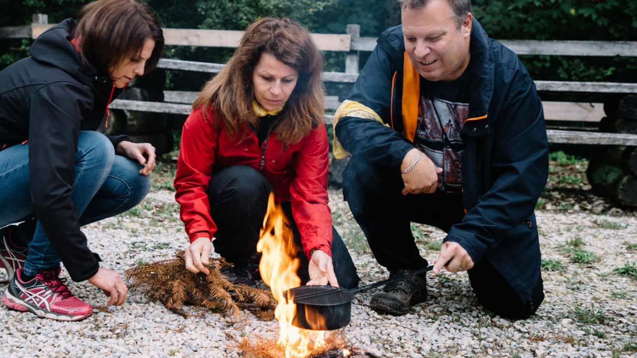 Durch das Kombinieren verschiedener Fähigkeiten muss jedes Team den besten Weg finden, um sich untereinander zu koordinieren. Durch die Kombination von Kraft, Mut, Logik und Schnelligkeit müssen sie sich mit den anderen messen, um so viele Herausforderungen wie möglich zu meistern und ... die Gewinner von Koh Jura Lanta zu werden!