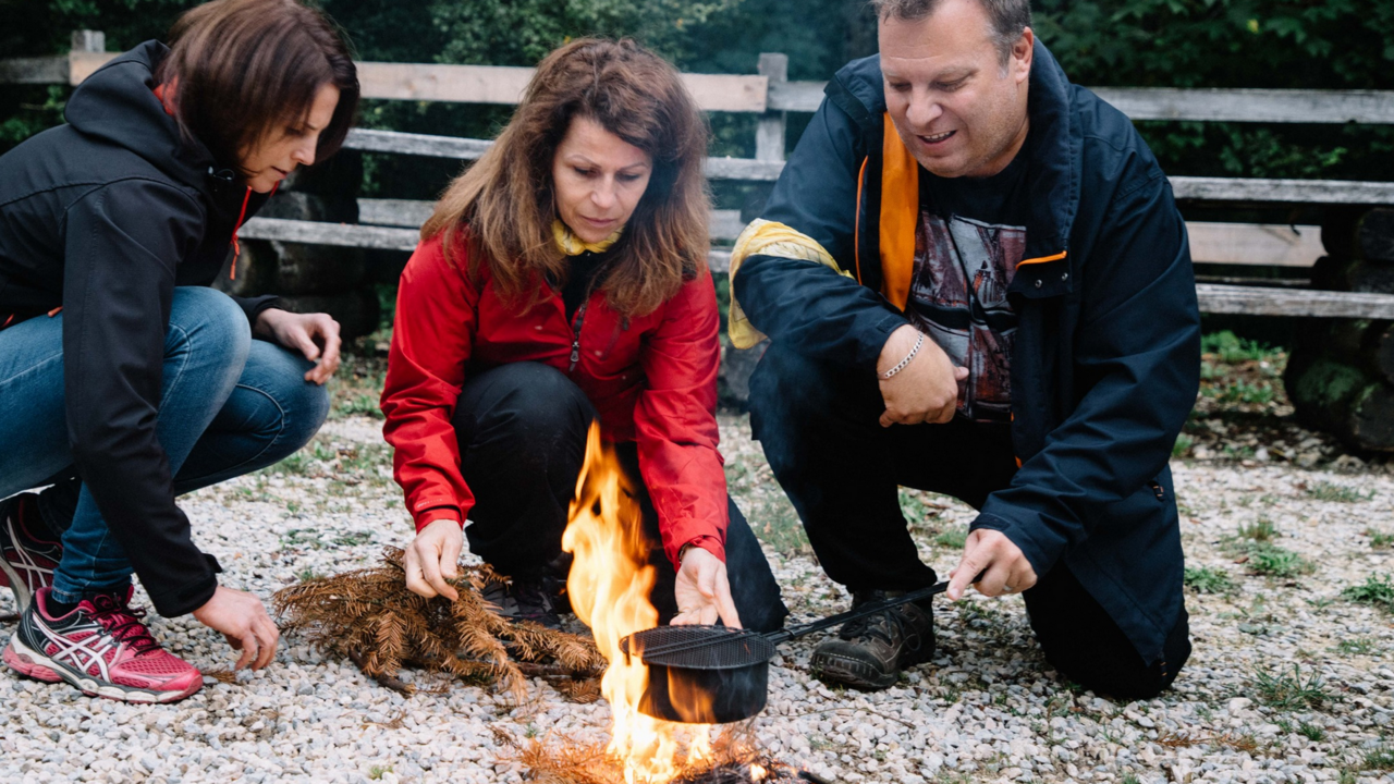 Koh Jura Lanta Durch das Kombinieren verschiedener Fähigkeiten muss jedes Team den besten Weg finden, um sich untereinander zu koordinieren. Durch die Kombination von Kraft, Mut, Logik und Schnelligkeit müssen sie sich mit den anderen messen, um so viele Herausforderungen wie möglich zu meistern und ... die Gewinner von Koh Jura Lanta zu werden!
