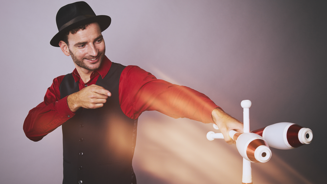 Comedy, Jonglage und Entertainment Der Workshop wird von einem erfahrenem Profijongleur geleitet. Dank der eigens entwickelten Jongliermethodik, kann jeder und jede lernen, wie man das Grundmuster mit drei Bällen wirft. Schritt für Schritt geht der Jongleur durch die Übungen und zeigt häufige Fehler und wie Sie am schnellsten Fortschritt erzielen.