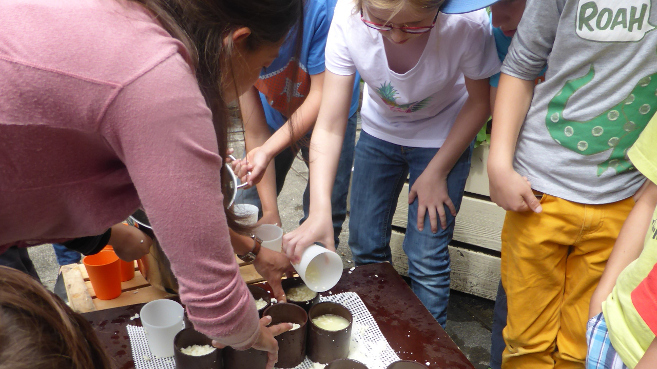 Frischkäse herstellen Aus Rohmilch wird ein Frischkäse hergestellt. Dabei erfahren Sie Wissenswertes rund um den Käse. Jeder Kursteilnehmende nimmt einen Frischkäse mit selbst gefertigter Etikette mit nach Hause.