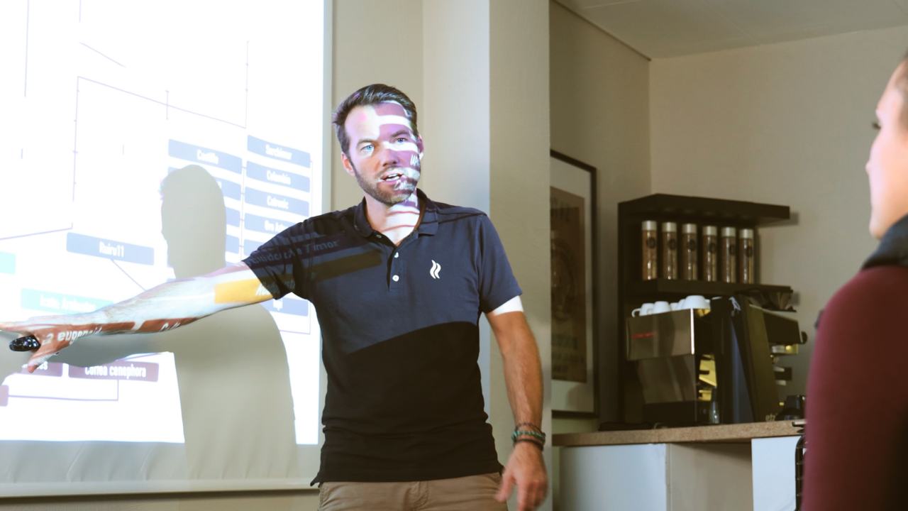 Einblick in die Welt des Kaffees In dieser Veranstaltung lernst Du kompakt die relevanten Punkte der Kaffee-Wertschöpfung kennen. Deine Reise startet beim Anbau, geht über zum Rösten und endet mit der Degustation von Kaffee. Erlebnisse, die alle Deine Sinne ansprechen!