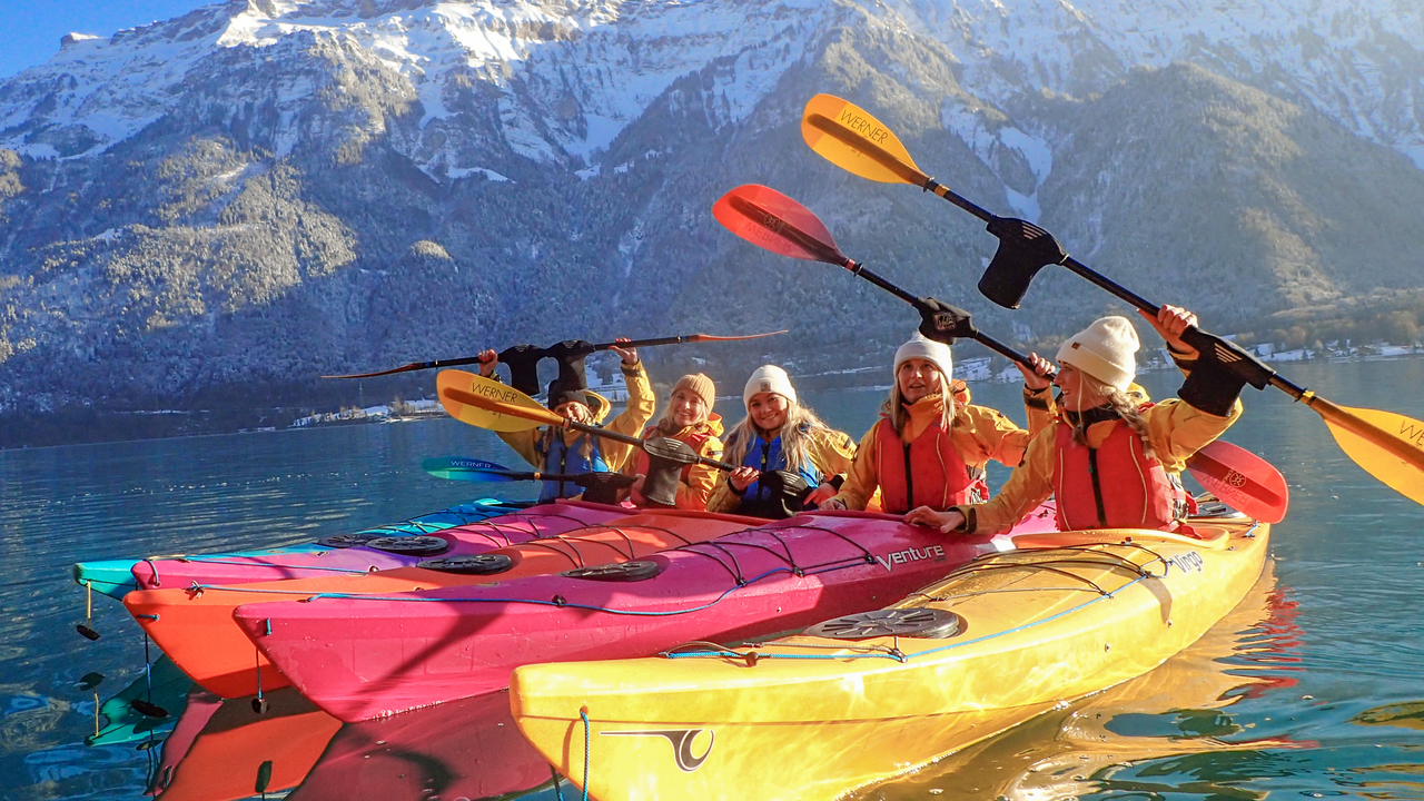 Winter Kajak Tour Im Winter wie im Sommer ist Kajakfahren ein Erlebnis das nachhaltig positiv in Erinnerung bleibt. Für Ihren speziellen Anlass organisieren wir nicht nur die Paddel-Aktivität, sondern sorgen auf Wunsch auch für die Entspannung und das kulinarische Wohl danach.