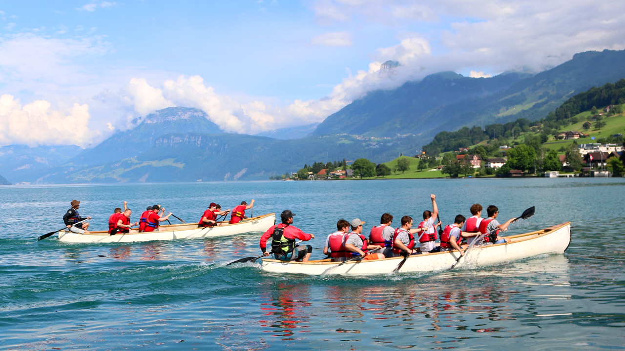 Kanu Team-Event auf dem Vierwaldstättersee Mit uns wird euer Team-Event ein voller Erfolg. Erlebt den Begriff „Alle sitzen im selben Boot“ hautnah! Bis zu zehn Paddelnde sitzen in einem Grosskanadier und nur gemeinsam geht es vorwärts. Entwickelt auf spielerische und vergnügliche Art ein Zusammengehörigkeitsgefühl. Dabei erlebt ihr den Vierwaldstättersee – oder einen anderen See – von seiner schönsten und vergnüglichsten Seite.
