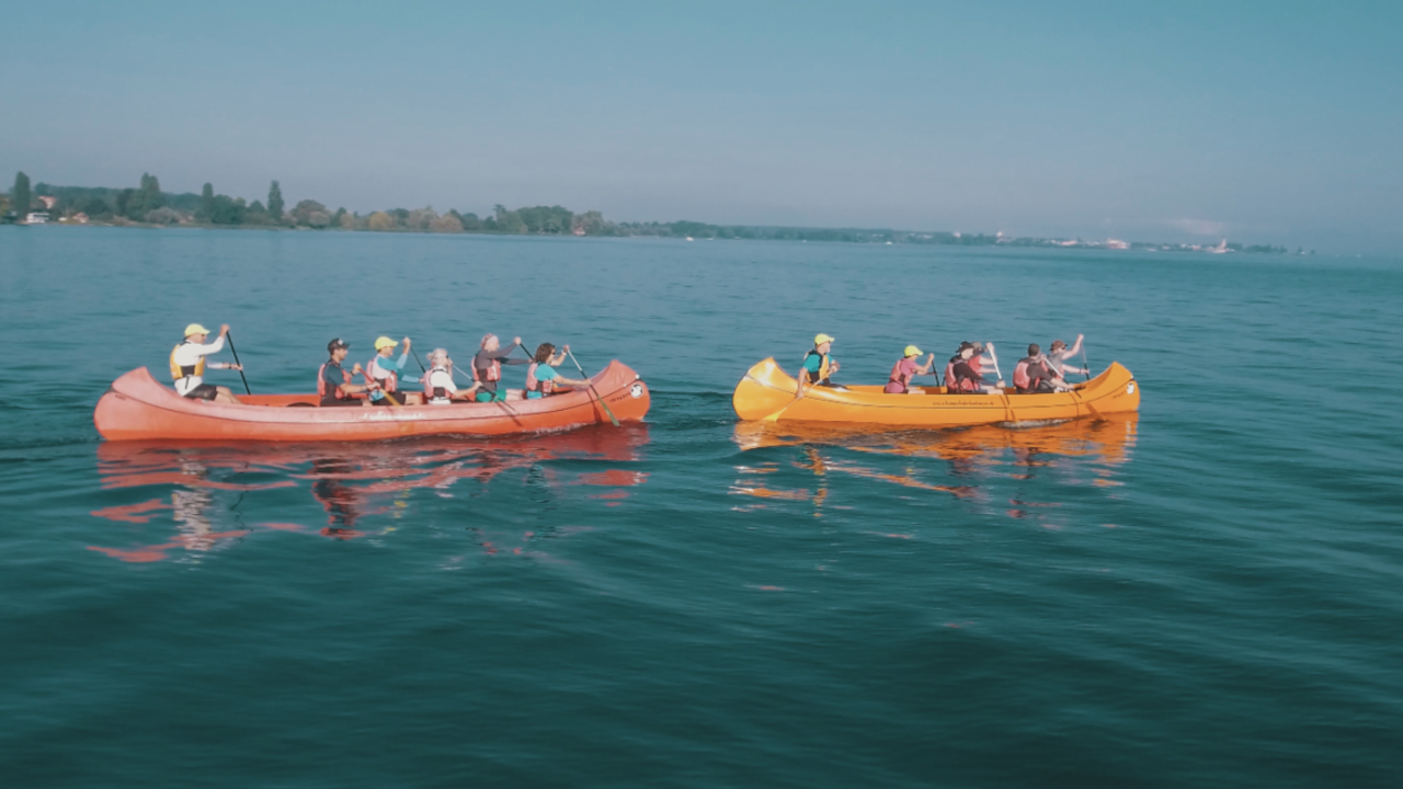 Teamevent im grossen Kanu: Stechen Sie mit Ihrem Team in einem Grosskanadier-Kanu in See und erleben Sie die magischen Momente auf dem Wasser! Die Kanu-Tour lässt sich optimal mit einem Apéro, einem Barbeque oder einem Cider-Tasting verbinden.