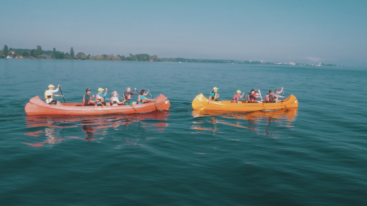 Teamevent im grossen Kanu Stechen Sie mit Ihrem Team in einem Grosskanadier-Kanu in See und erleben Sie die magischen Momente auf dem Wasser! Die Kanu-Tour lässt sich optimal mit einem Apéro, einem Barbeque oder einem Cider-Tasting verbinden.