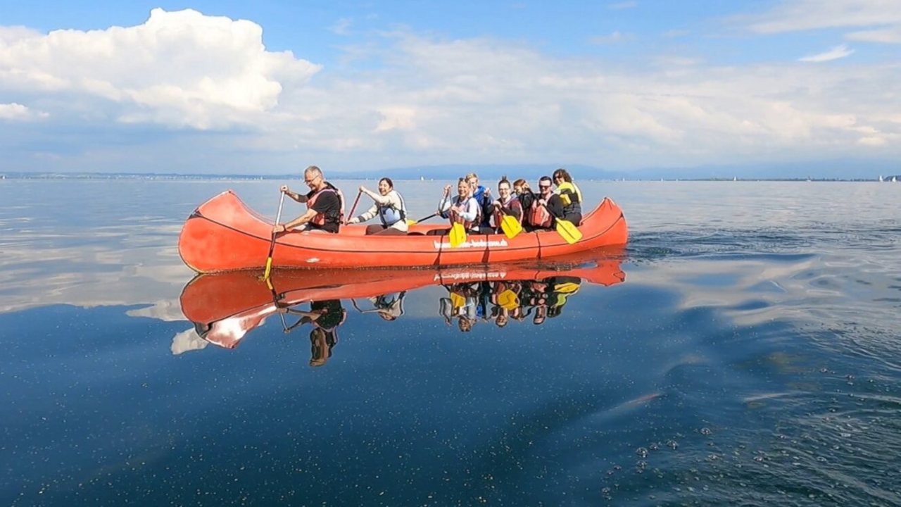 Teamevent im grossen Kanu: Stechen Sie mit Ihrem Team in einem Grosskanadier-Kanu in See und erleben Sie die magischen Momente auf dem Wasser! Die Kanu-Tour lässt sich optimal mit einem Apéro, einem Barbeque oder einem Cider-Tasting verbinden.
