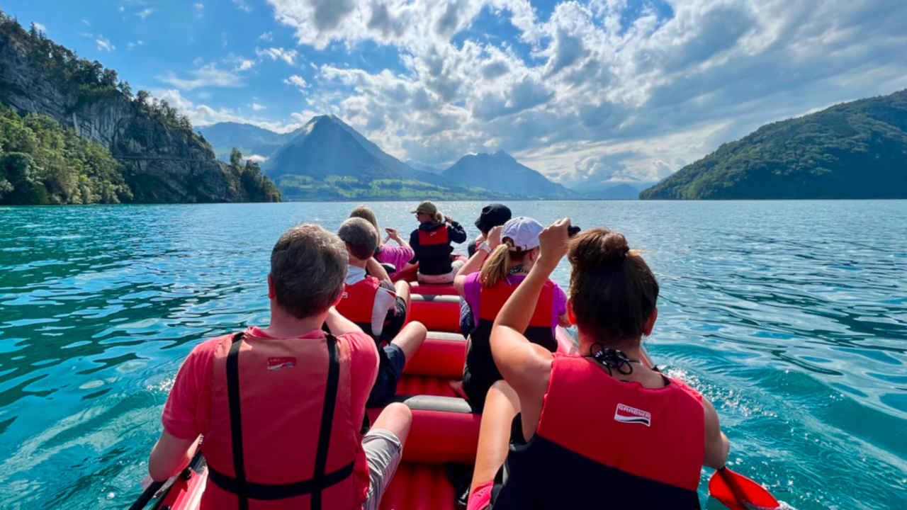 Kanu-Safari mit Team-Challenge Mit dem Grosskanadier-Kanu paddeln Sie entlang den naturbelassenen Ufern der Schweizer Seen mit zum Teil fjordähnlichen Buchten und geniessen die herrliche Aussicht auf die umliegende Bergwelt.