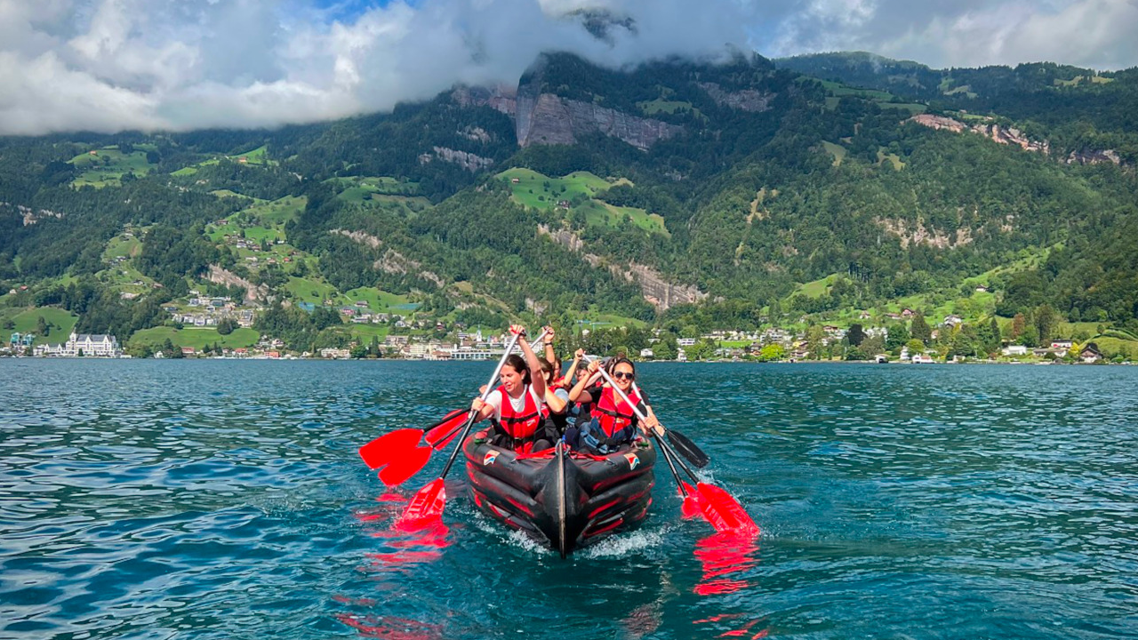 Mit dem Grosskanadier-Kanu paddeln Sie entlang den naturbelassenen Ufern der Schweizer Seen mit zum Teil fjordähnlichen Buchten und geniessen die herrliche Aussicht auf die umliegende Bergwelt.