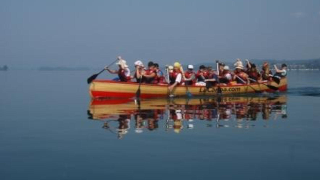 Kanu-Tour auf dem Bodensee Das Team wächst zusammen, die Kommunikation wird verbessert und das Betriebsklima wird optimiert: In unseren Teamkanus (7-12 Pers.) ist Teamgeist gefragt, denn nur gemeinsam kommen wir ans Ziel. Dazu gibt es Bewegung, frische Luft und die wunderbare Natur des Bodensees.