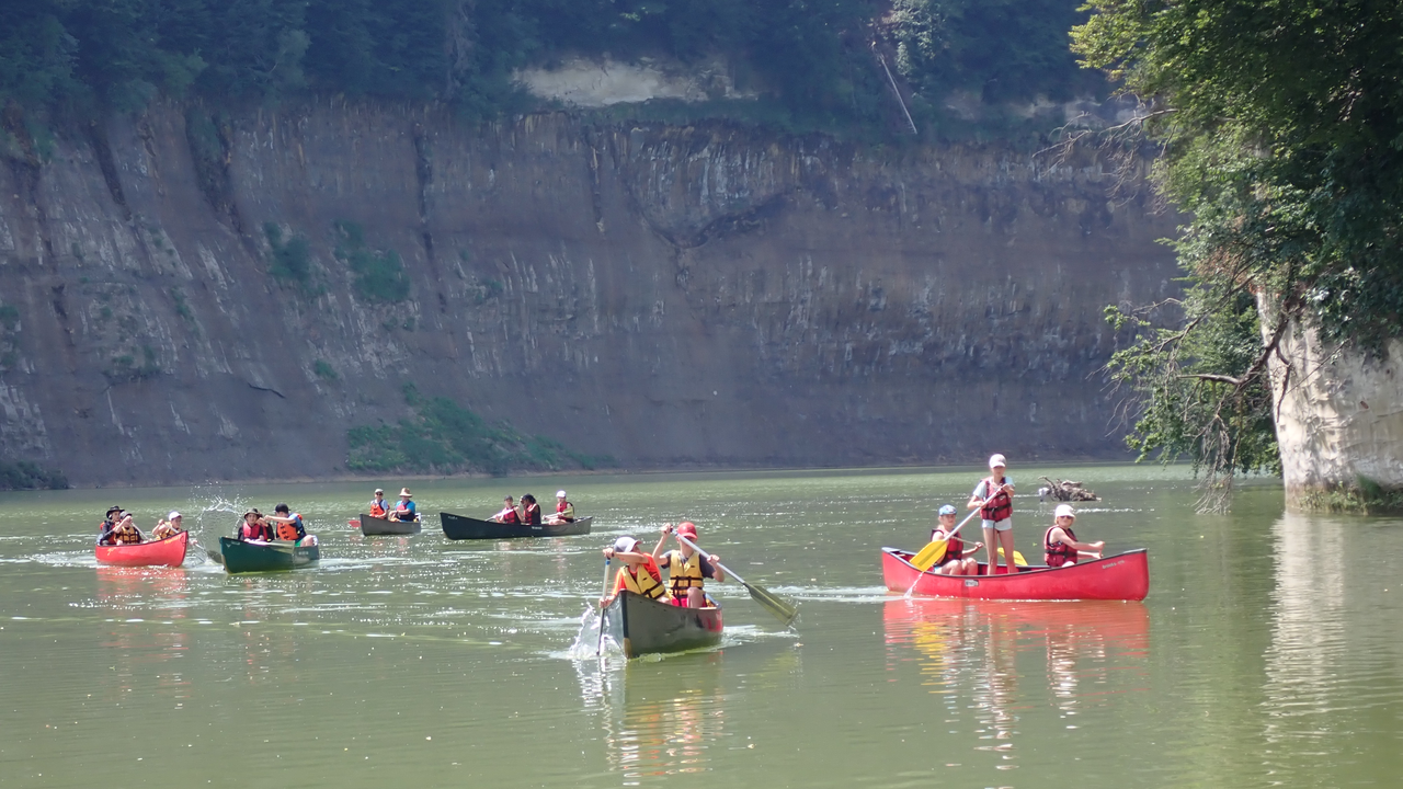 Kanufahrt auf dem Schiffenensee Erfahren Sie hautnah einen wenig bekannten, wunderschönen See: den Schiffenenstausee bei Fribourg. Im oberen Teil straten wir an der Saane / Sarine, wildromantisch mit bezaubernden Sandsteinwänden und Inseln. Von der Eisenbahnbrücke Grandfey an, öffnet sich die Saane und wird von hohen Felswänden flankiert und bildet den Schiffenensee. All dies können Sie bei einer gemütlichen Tour im Kanu entdecken.
