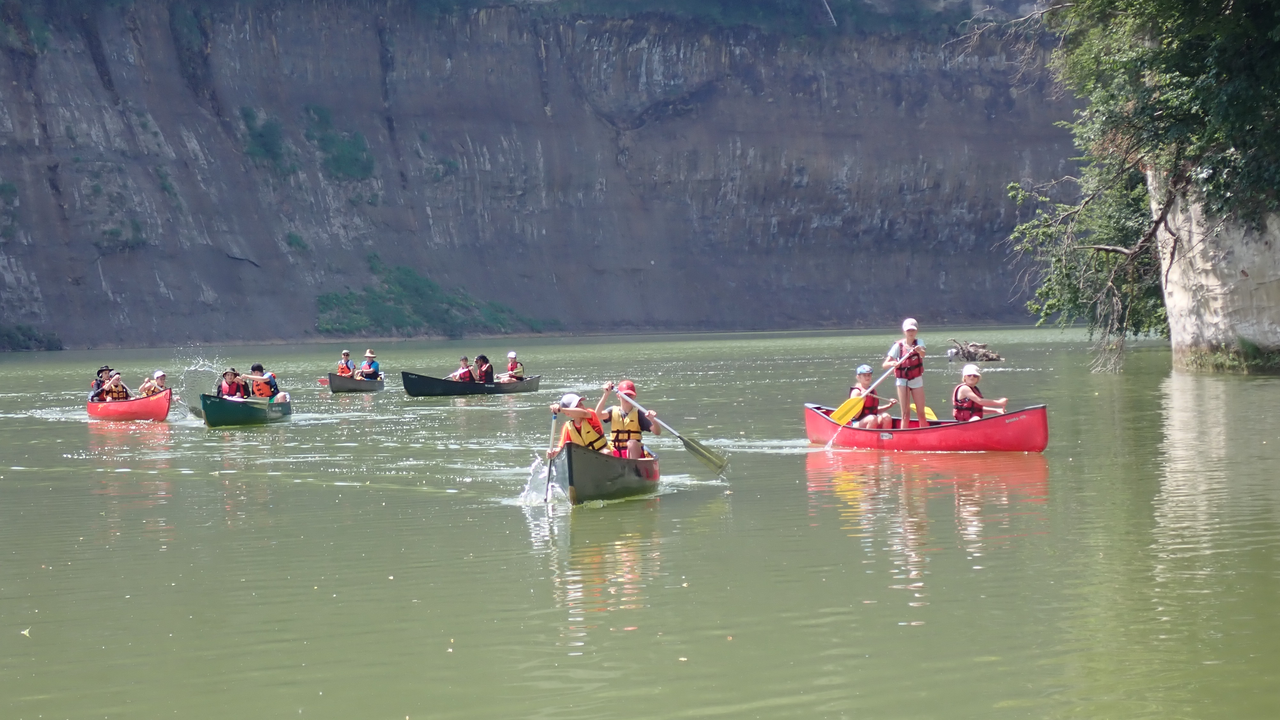 Erfahren Sie hautnah einen wenig bekannten, wunderschönen See: den Schiffenenstausee bei Fribourg. Im oberen Teil straten wir an der Saane / Sarine, wildromantisch mit bezaubernden Sandsteinwänden und Inseln. Von der Eisenbahnbrücke Grandfey an, öffnet sich die Saane und wird von hohen Felswänden flankiert und bildet den Schiffenensee. All dies können Sie bei einer gemütlichen Tour im Kanu entdecken.