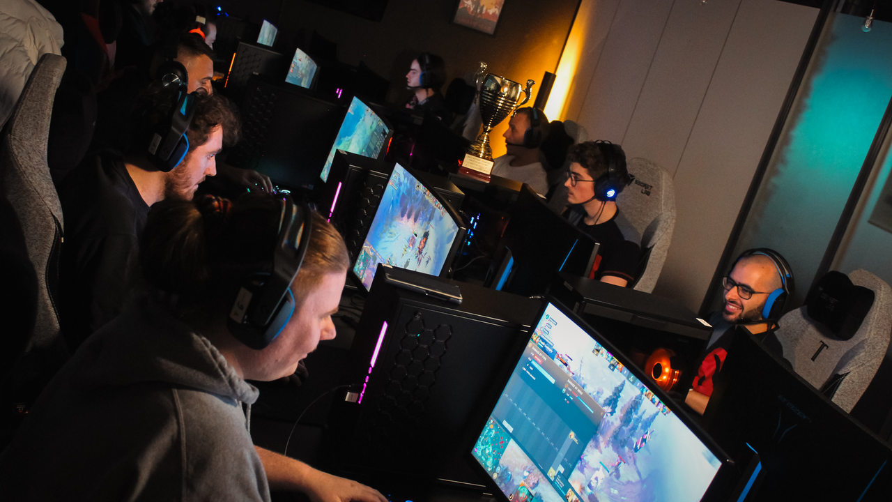 Wir laden Ihr Team zum gemütlichen Spielen mit anschliessendem Apéro ein. Die Lounge bietet verschiedene Brettspiele & Games, welche auch für nicht Gamer direkt zugänglich sind und frischen Wind in Ihr Team bringen. Gerne führen wir Sie durch sogenannte “easy to learn, hard to master” Spiele, welche Abwechslung und Auflockerung garantieren.