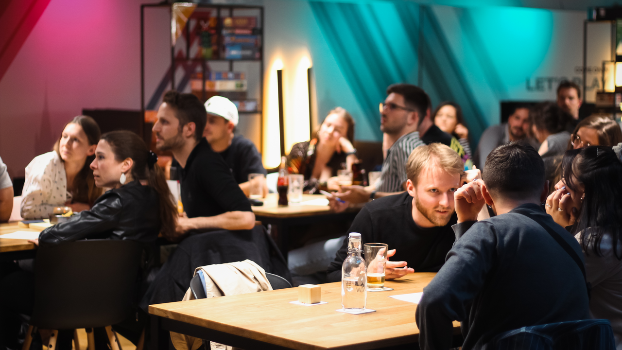 Karaoke, Gaming, Quiz und Brettspiele Wir laden Ihr Team zum gemütlichen Spielen mit anschliessendem Apéro ein. Die Lounge bietet verschiedene Brettspiele & Games, welche auch für nicht Gamer direkt zugänglich sind und frischen Wind in Ihr Team bringen. Gerne führen wir Sie durch sogenannte “easy to learn, hard to master” Spiele, welche Abwechslung und Auflockerung garantieren.