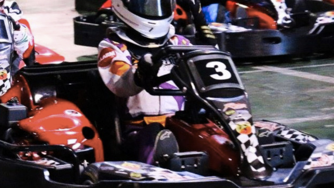 Go-Kart-Rennen Starten Sie mit Ihrem Team ins Rennen. Mit den Go-Karts fühlen Sie sich wie ein echter Rennauto-Faher oder eine Formel 1-Fahrerin. Das ulitmative Rennauto-Erlebnis!