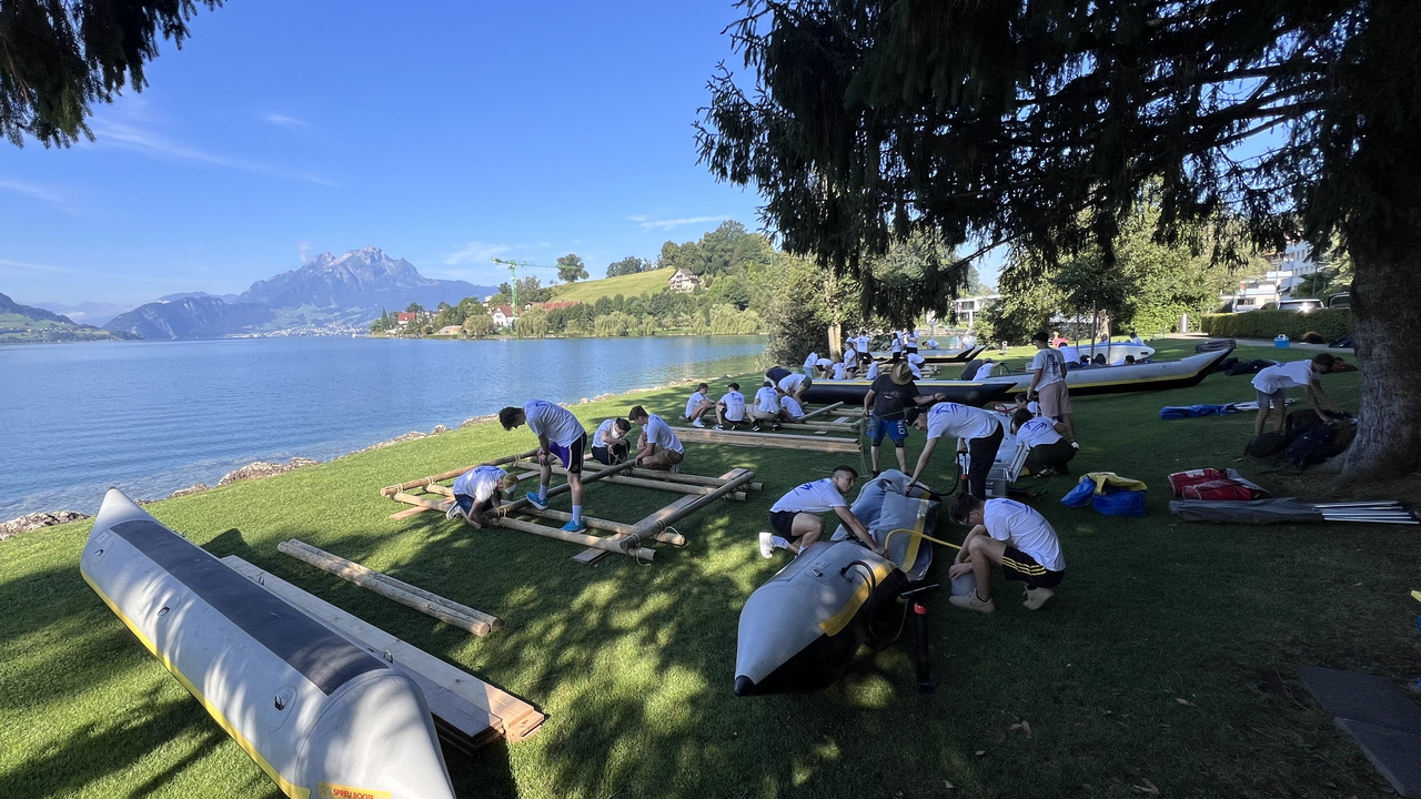 Leichter, schneller, wendiger: Das sind die Stichworte, welche uns auf den neuen Katamaran-Flossen begleiten. Ab sofort macht ein Flossbau-Event – und vor allem die anschliessende Fahrt – noch viel mehr Spass! Hier kommt Ihr Team auch richtig vom Fleck und kann etwas bewegen. Gemeinsam auf zu neuen Ufern!